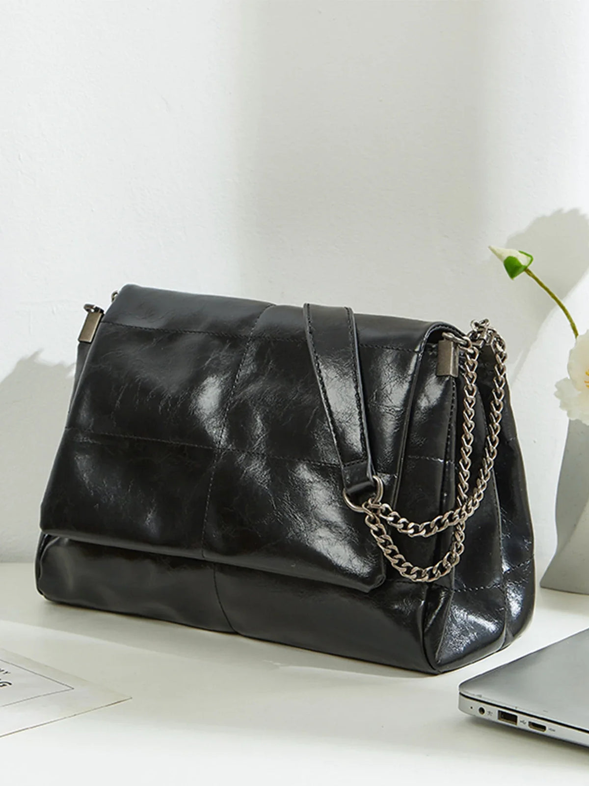 Large Capacity Commuting Bag 2024 New Spring/Summer Women's Chain Tote Bag, High-End and Fashionable Single Shoulder Underarm Ba by Urban Fashion Icon