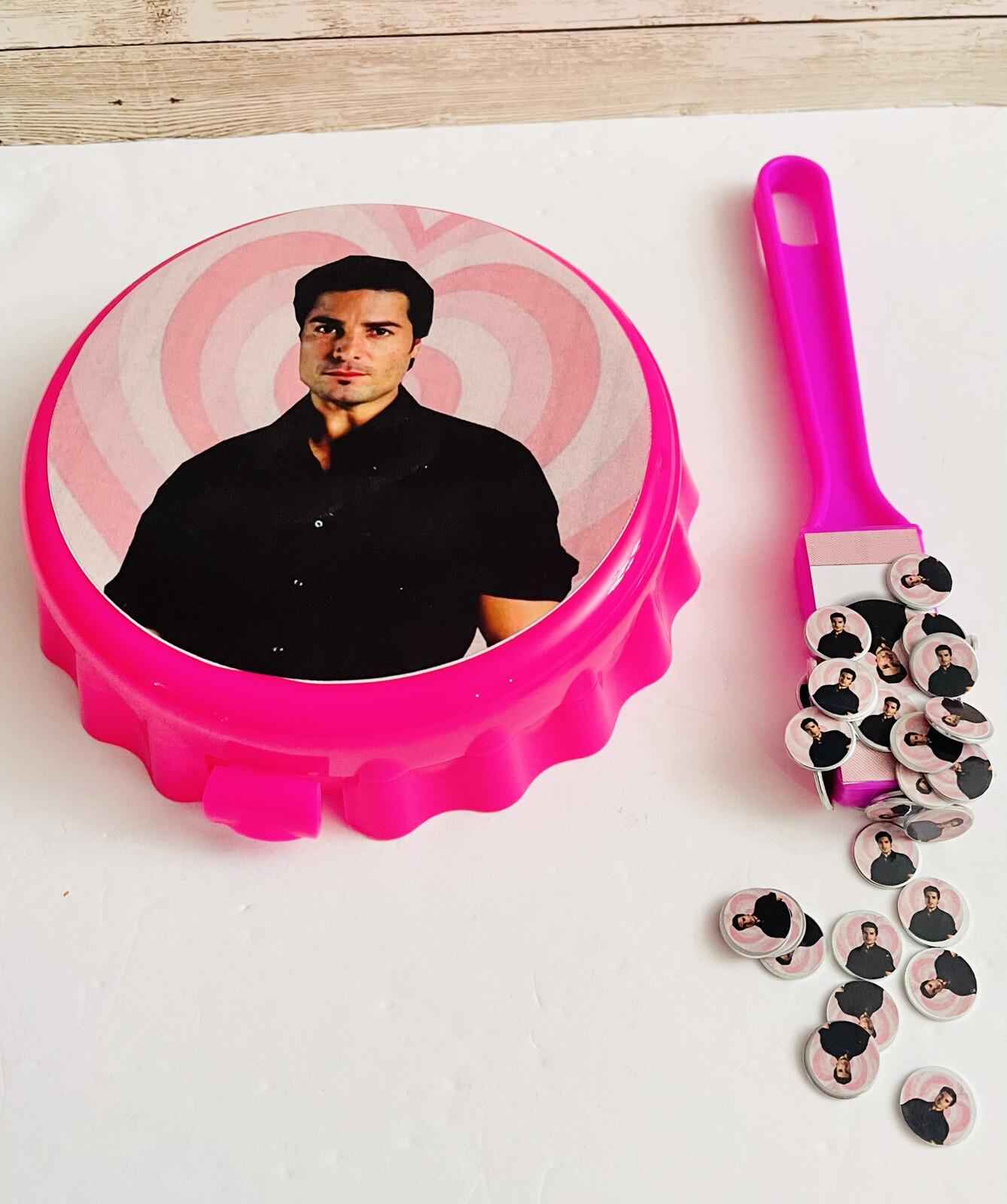Fichero De Loteria Con Pala Magnética Y 50 Fichas De Chayanne Monedas/Fichas