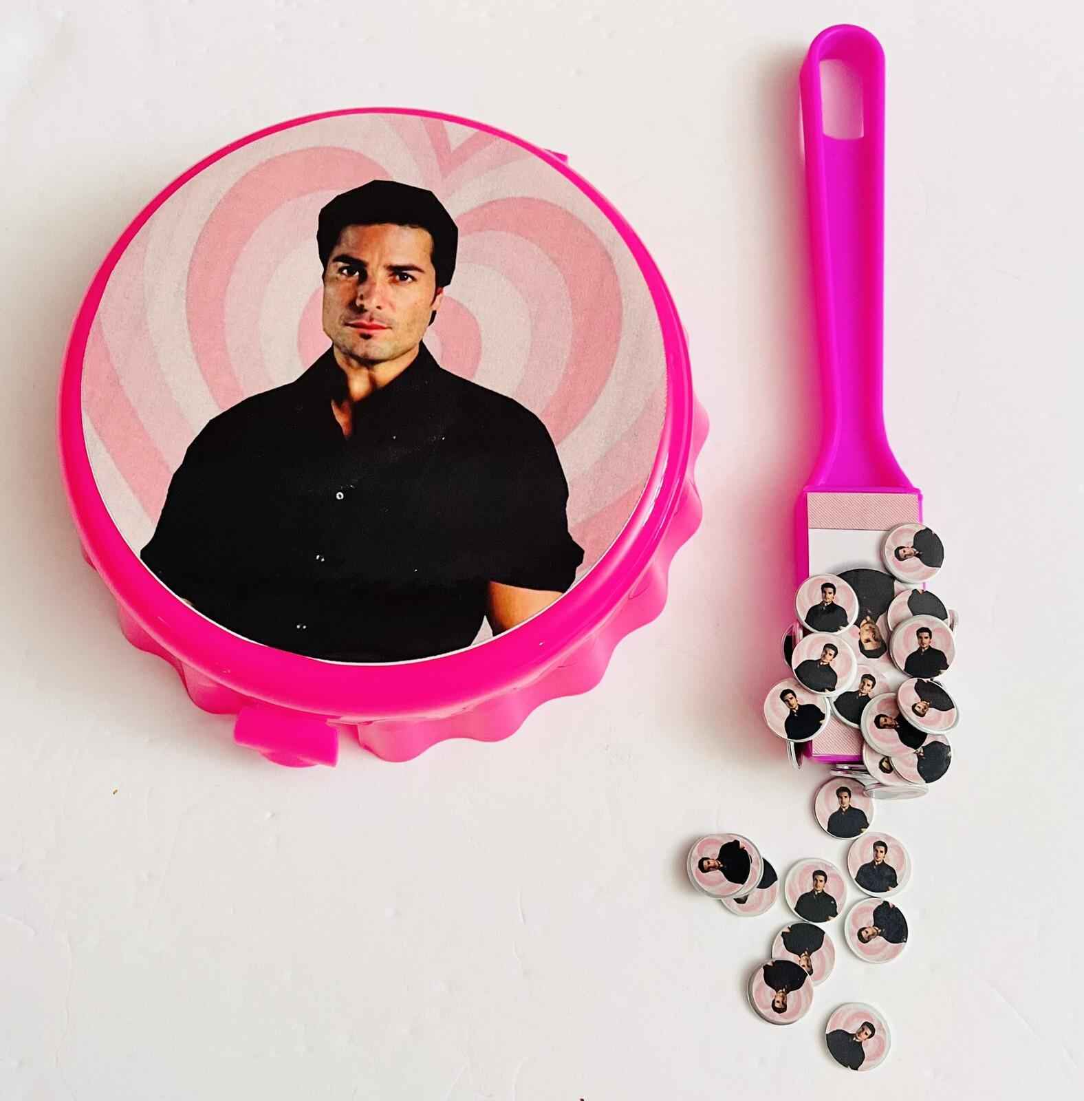 Fichero De Loteria Con Pala Magnética Y 50 Fichas De Chayanne Monedas/Fichas