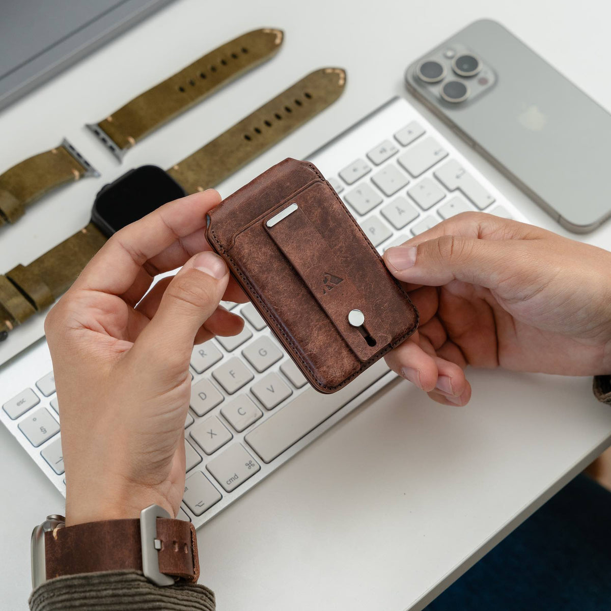 Magnetic Cardholder by Robust
